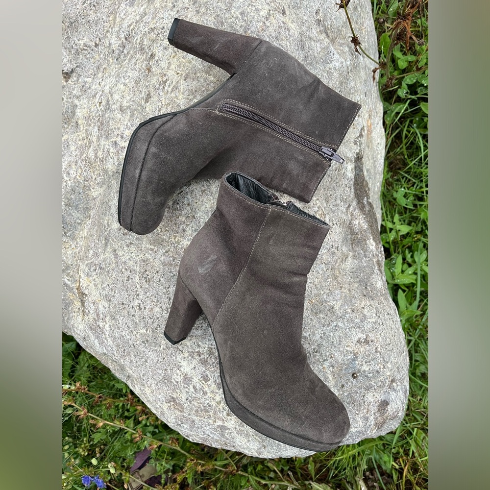 LA CANADIENNE suede booties